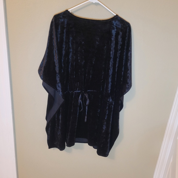 Andree by Unit black velour top. Floral embroidery covers the front. Siz… - Picture 4 of 4